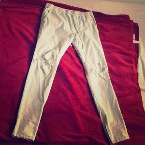 Joggers with knee cuts